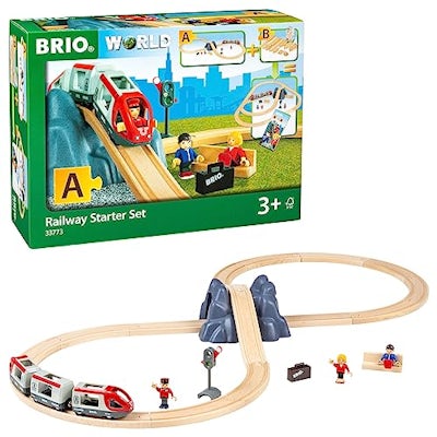 BRIO World Eisenbahn Starter Set – Die ideale erste Holzeisenbahn mit Tunnel und Figuren