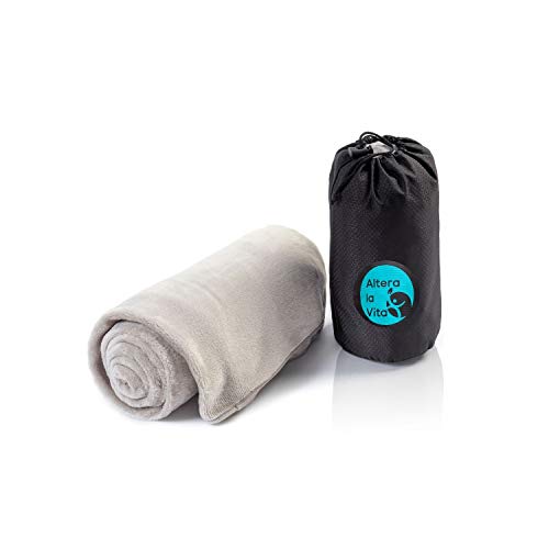 Kuschelige Reise-Decke aus Fleece - warm und weich - gut komprimierbar mit Tasche - 150x130 cm - für Reisen mit Flugzeug, Bahn oder Auto, für Outdoor oder Camping